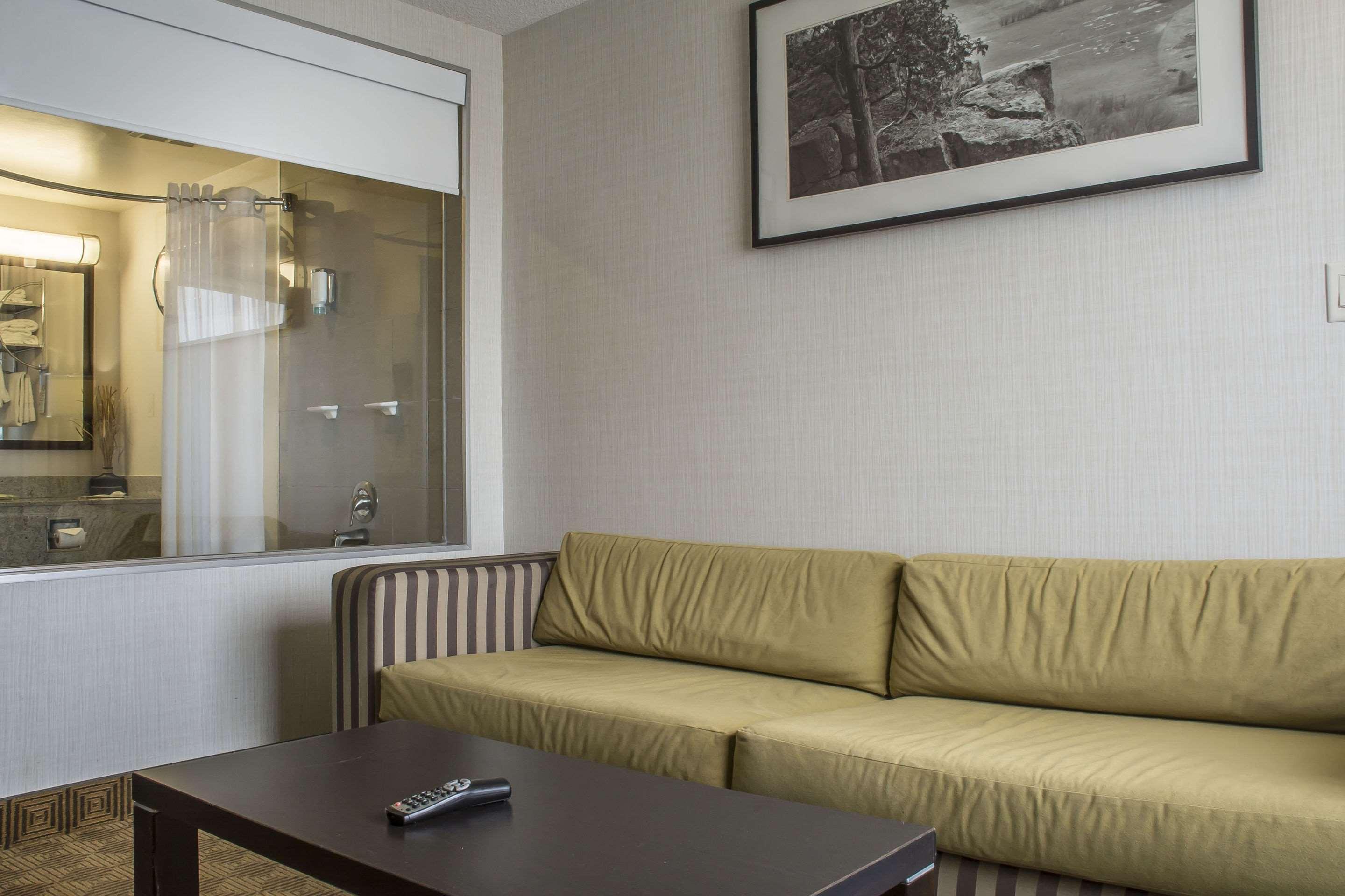 Quality Hotel Берлингтон Экстерьер фото
