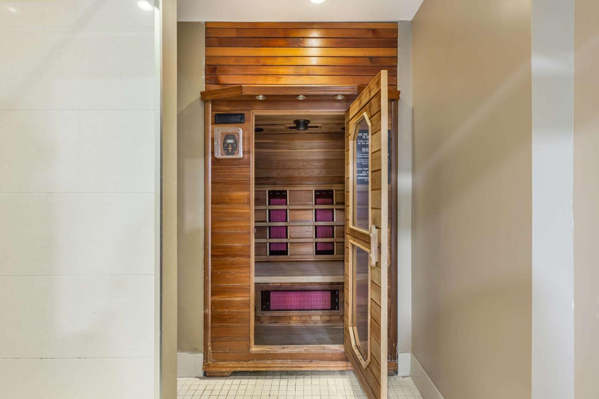 Quality Hotel Берлингтон Экстерьер фото